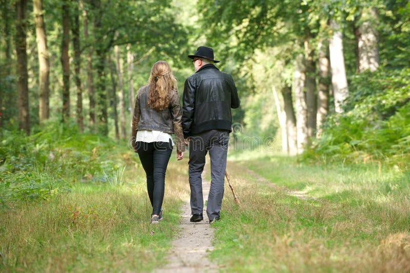 Pai a caminhar com a filha na floresta foto de stock royalty free