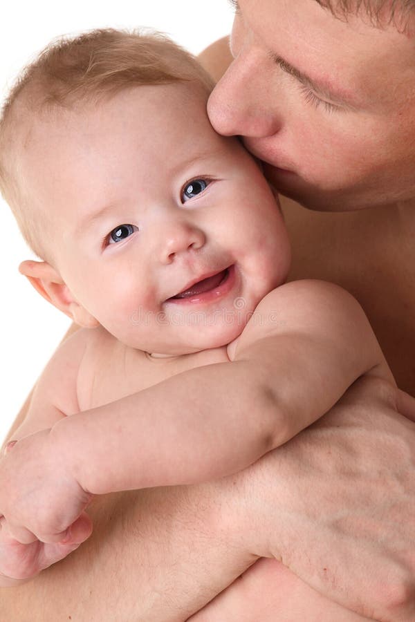 Pai que beija o bebê de sorriso