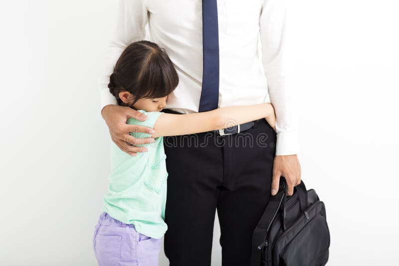 Pai que consola sua filha de grito imagem de stock Pai que consola sua filha de grito imagem de stock