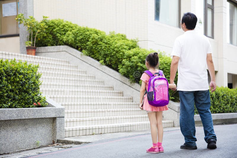 Pai a Caminhar para a Escola com os Filhos imagem de stock royalty free