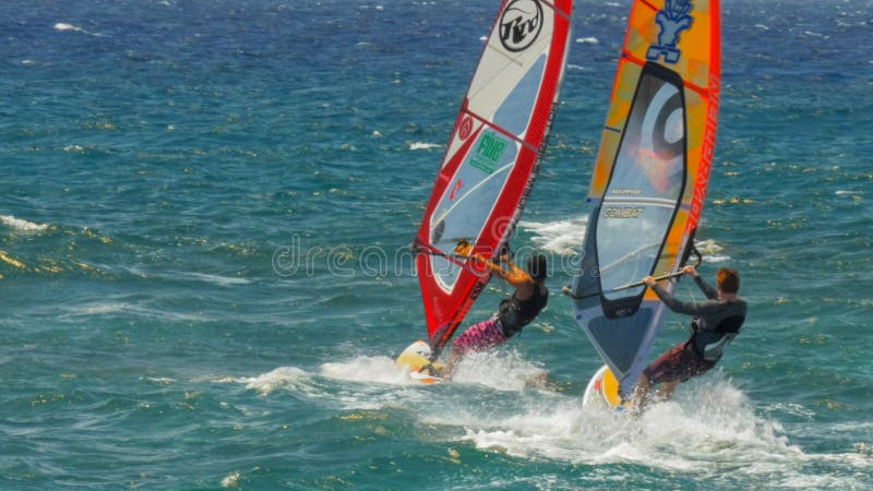 PAIA, СОЕДИНЕННЫЕ ШТАТЫ АМЕРИКИ - 10-ОЕ АВГУСТА 2015: близкий вверх 3 windsurfers на пляже okipa мира известном ho „ стоковое изображение rf PAIA, СОЕДИНЕННЫЕ ШТАТЫ АМЕРИКИ - 10-ОЕ АВГУСТА 2015: близкий вверх 3 windsurfers на пляже okipa мира известном ho „ стоковое изображение rf