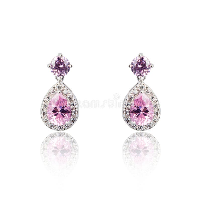 Paia degli orecchini ametisti del diamante isolati su bianco fotografia stock libera da diritti Paia degli orecchini ametisti del diamante isolati su bianco fotografia stock libera da diritti