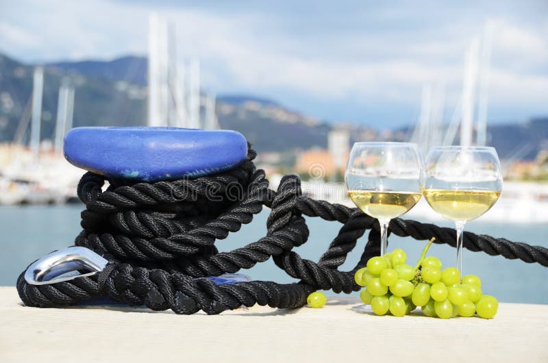 Paia dei bicchieri di vino contro gli yacht immagine stock libera da diritti
