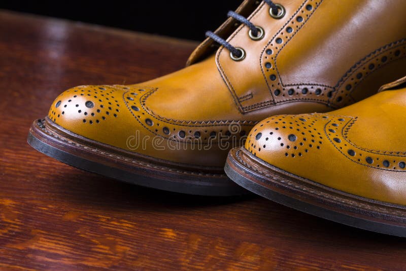 Paia dell'accento abbronzato premio Derby Boots Made di pelle di vitello immagine stock Paia dell'accento abbronzato premio Derby Boots Made di pelle di vitello immagine stock