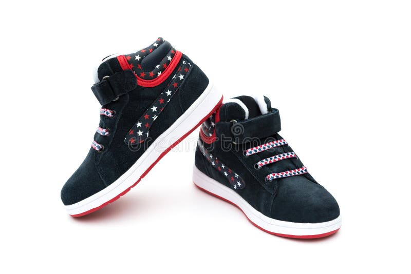 Paia delle scarpe alla moda nere per il bambino su bianco fotografia stock Paia delle scarpe alla moda nere per il bambino su bianco fotografia stock