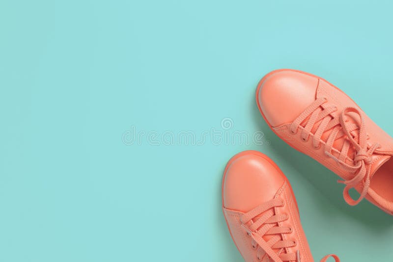Paia delle scarpe di corallo su fondo blu fotografie stock Paia delle scarpe di corallo su fondo blu fotografie stock