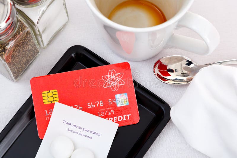 Paiement de la moquerie de facture de restaurant vers le haut de par la carte de crédit photos libres de droits Paiement de la moquerie de facture de restaurant vers le haut de par la carte de crédit photos libres de droits