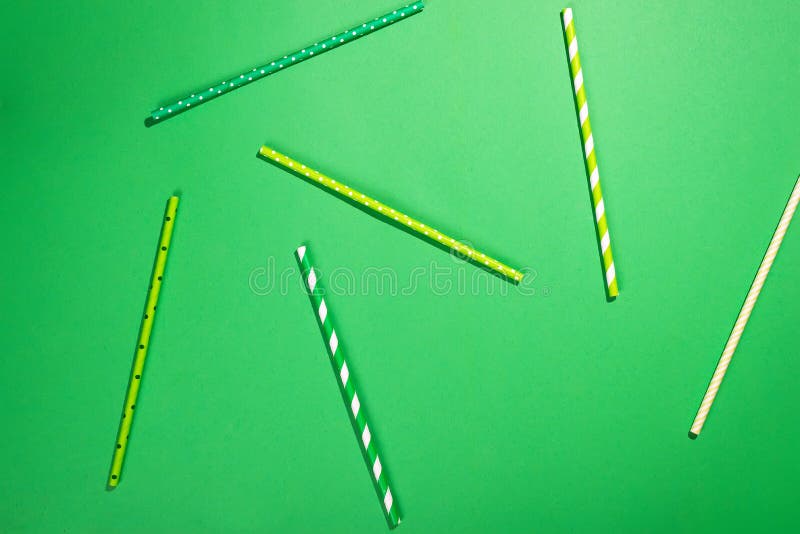 Pailles colorées de papier potables pour des cocktails d'été sur le fond vert clair avec l'espace de copie Vue supérieure photo stock Pailles colorées de papier potables pour des cocktails d'été sur le fond vert clair avec l'espace de copie Vue supérieure photo stock