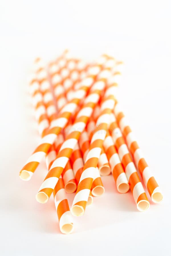 Pailles de papier de boissons sur le fond blanc photos libres de droits Pailles de papier de boissons sur le fond blanc photos libres de droits