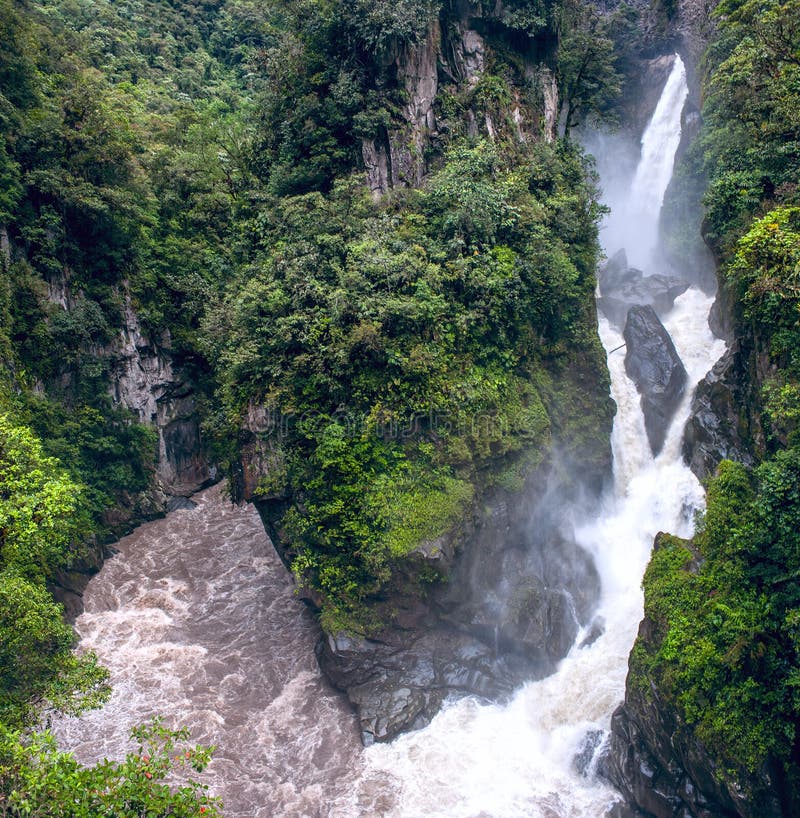 Pailon del Diablo - rivière et cascade de montagne image stock Pailon del Diablo - rivière et cascade de montagne image stock