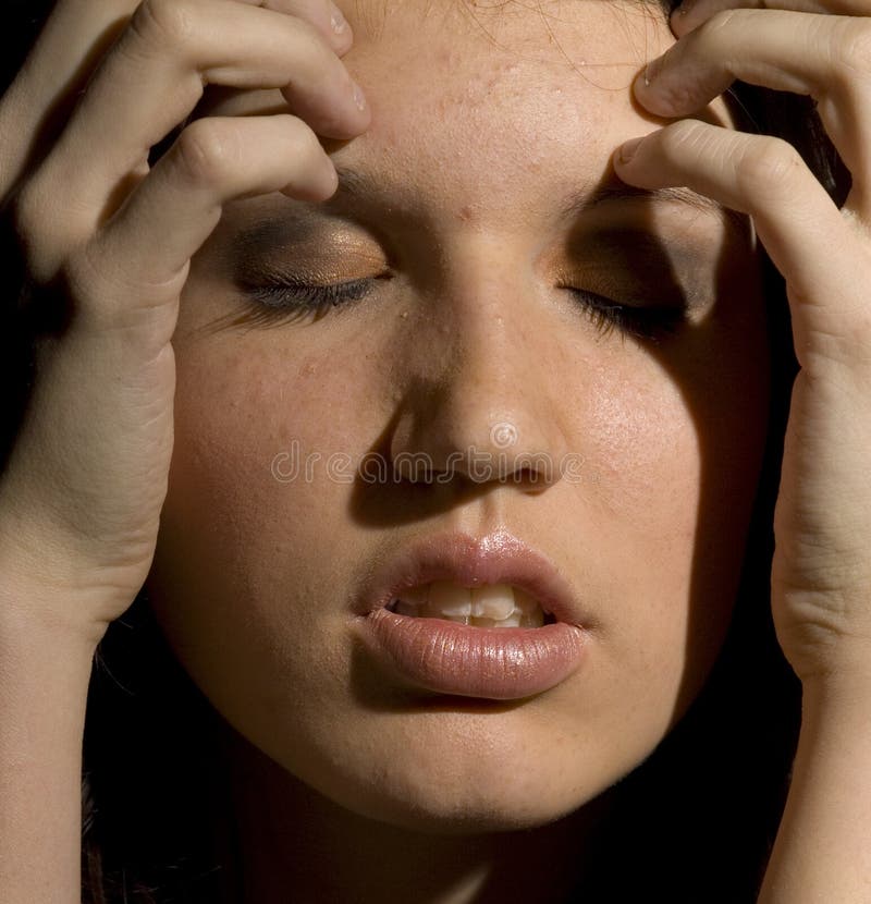 Mujer joven doloroso dolor de cabeza.