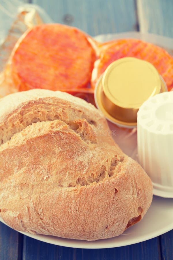 Pain avec du fromage frais, fromage image libre de droits Pain avec du fromage frais, fromage image libre de droits