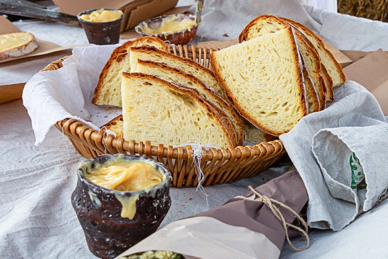 Pain cuit au four frais par morceau d'un petit déjeuner appétissant rustique de grand pain dans un osier de panier avec du miel j images stock