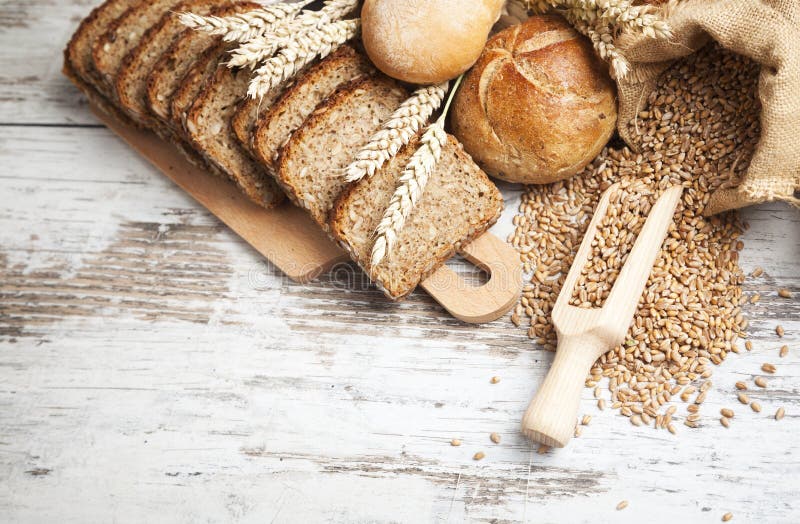 Homme Préparant La Pâte De Pain Sur La Table En Bois Dans Une Fin De  Boulangerie Préparation De Pain De Pâques Image stock - Image du cuire,  ingrédients: 107912117