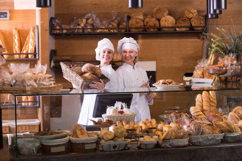 Pain de offre de personnel de boulangerie photos libres de droits Pain de offre de personnel de boulangerie photos libres de droits