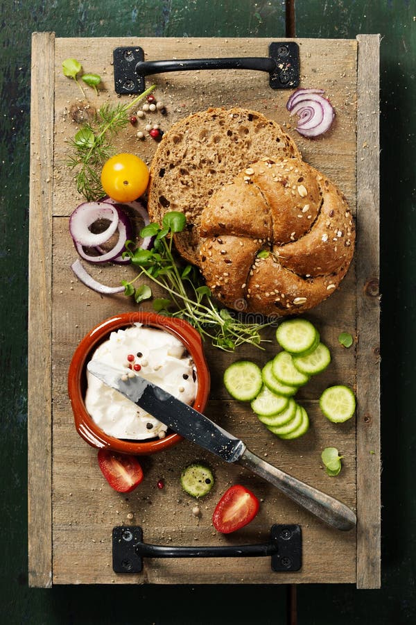 Pain de pain fait maison et ingrédients frais pour faire le végétarien photo stock Pain de pain fait maison et ingrédients frais pour faire le végétarien photo stock