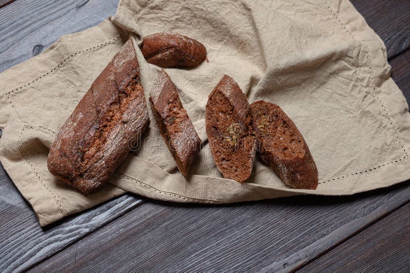 Pain de seigle fait maison fra?chement cuit au four avec les herbes et le beurre d'ail Type rustique image stock Pain de seigle fait maison fra?chement cuit au four avec les herbes et le beurre d'ail Type rustique image stock