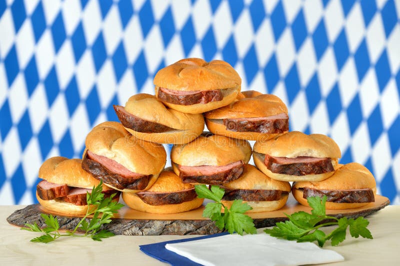 Pain de viande bavarois sur des petits pains photographie stock libre de droits Pain de viande bavarois sur des petits pains photographie stock libre de droits