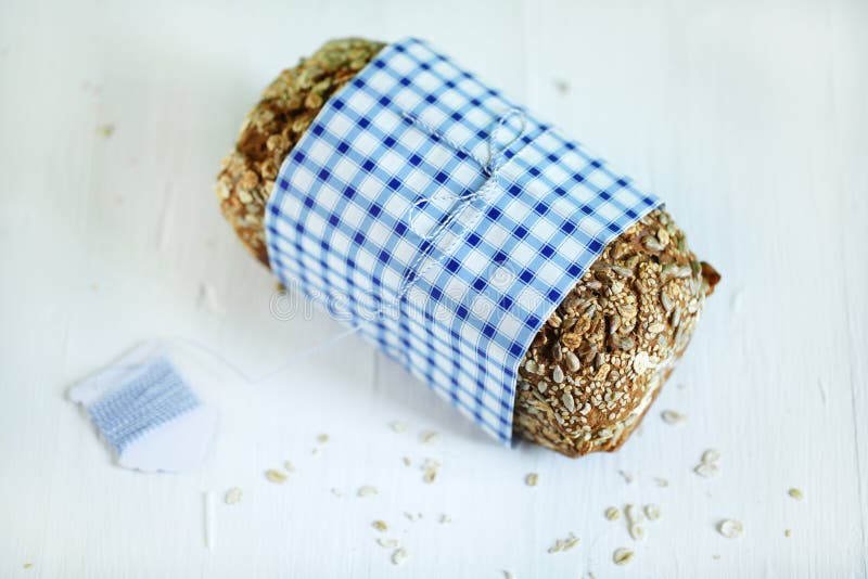 Pain entier de pain de grain de Rye avec les graines et l'avoine photo stock Pain entier de pain de grain de Rye avec les graines et l'avoine photo stock