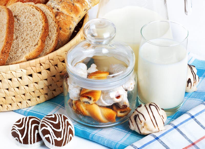 Pain et gâteaux aux pépites de chocolat coupés en tranches avec du lait photographie stock Pain et gâteaux aux pépites de chocolat coupés en tranches avec du lait photographie stock