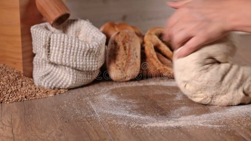Pain fait maison - la femme remet malaxer la pâte banque de vidéos