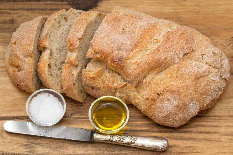 Pain frais avec du sel et l'huile d'olive image stock Pain frais avec du sel et l'huile d'olive image stock