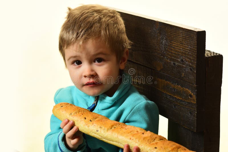 Pain frais Baguette française fraîche de prise de petit enfant La nourriture fraîche est les meilleurs produits frais de boulange image stock Pain frais Baguette française fraîche de prise de petit enfant La nourriture fraîche est les meilleurs produits frais de boulange image stock
