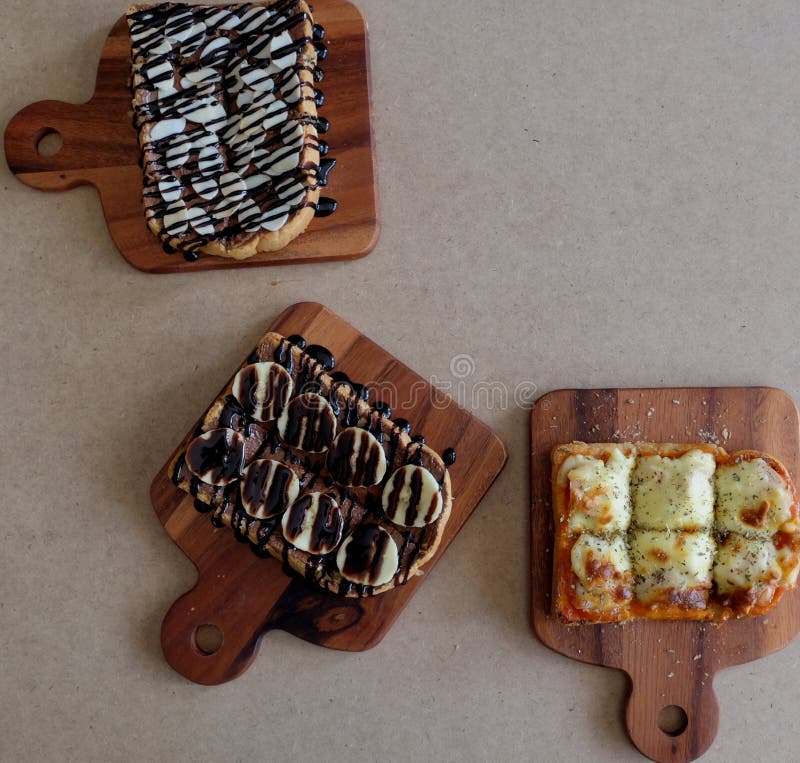 Pain grillé de petit déjeuner, pizza, bananes chocolat, arachide de chocolat photographie stock libre de droits Pain grillé de petit déjeuner, pizza, bananes chocolat, arachide de chocolat photographie stock libre de droits