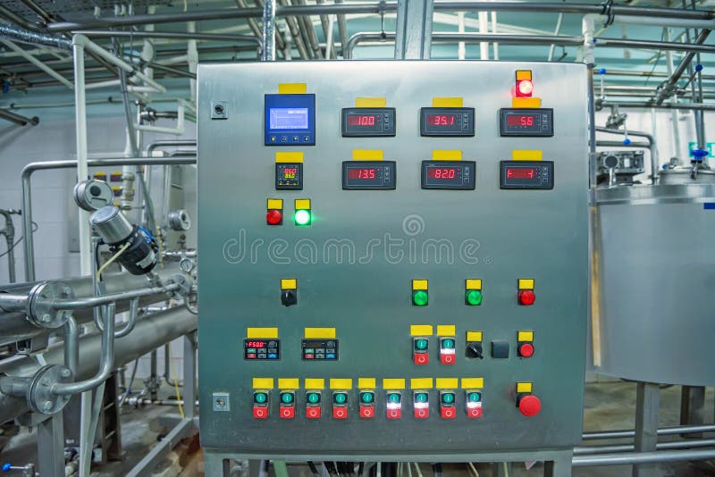 Painel de controle de funcionamento na planta de leiteria foto de stock Painel de controle de funcionamento na planta de leiteria foto de stock