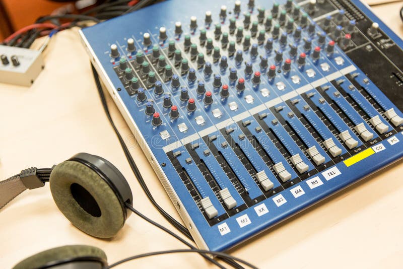 Painel de controle no estúdio de gravação ou na estação de rádio fotografia de stock Painel de controle no estúdio de gravação ou na estação de rádio fotografia de stock