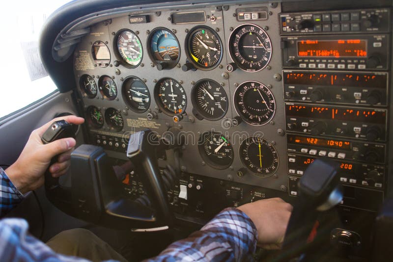 Painel de instrumento do voo do avião da cabina do piloto de Cessna 172 com piloto