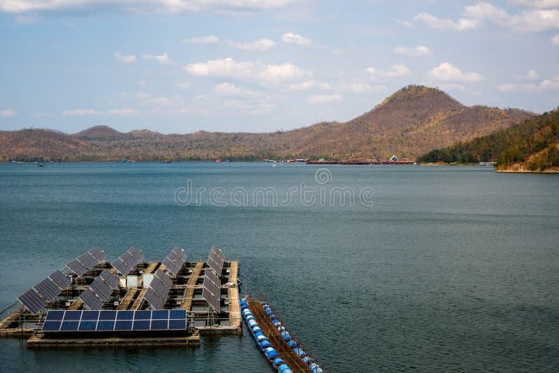 Painel solar de flutuação no reservatório imagens de stock Painel solar de flutuação no reservatório imagens de stock