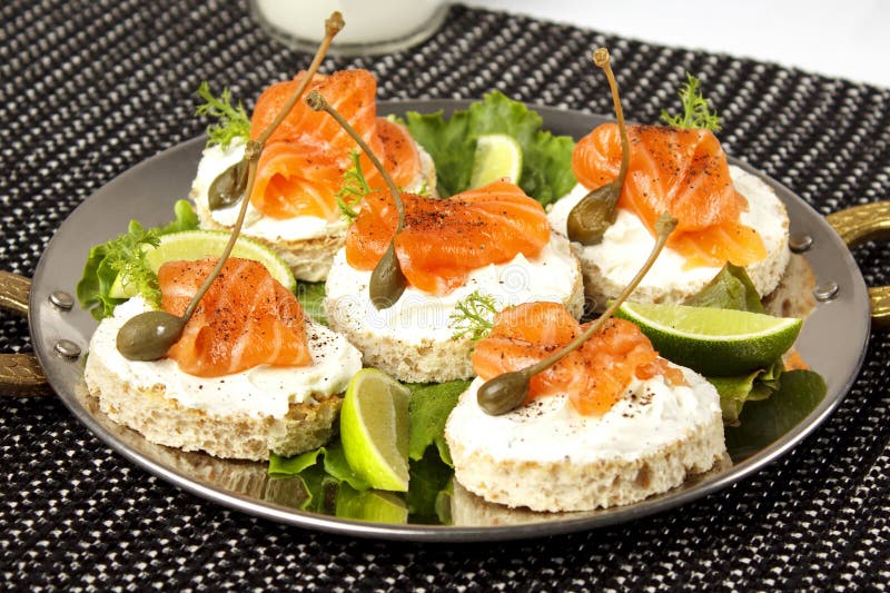 Pains grillés avec l'avocat et les saumons fumés image stock Pains grillés avec l'avocat et les saumons fumés image stock