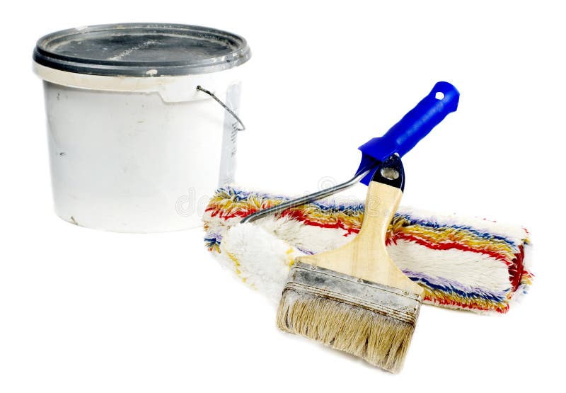 Un conjunto compuesto por pintar balde usado cepillar a dos pintar rollos de pan en blanco.