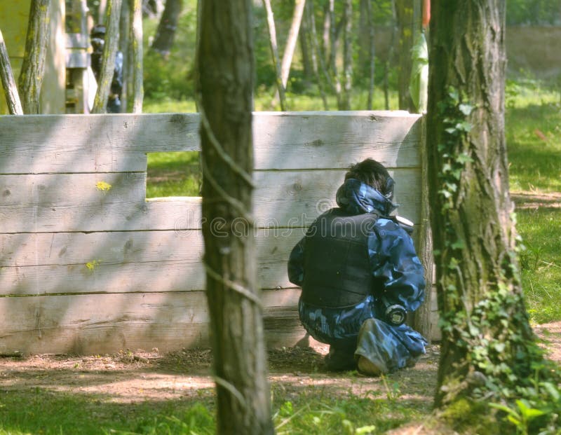 Paintball bitwa Pole bitwy wyposa? a z barierami. Paintball battle. The battlefield is equipped with barriers: they allow players to shoot their opponents from a privileged point of view while remaining protected