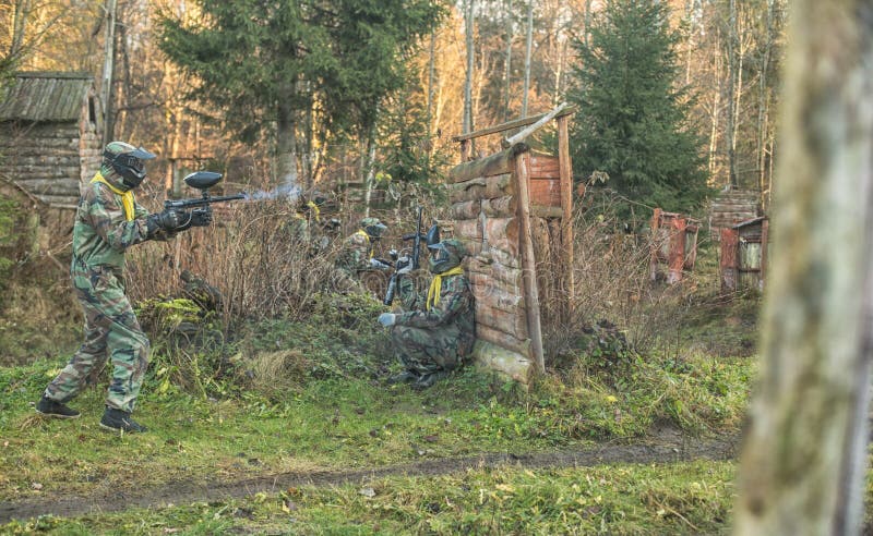 Paintball boiska gemowa arena z pistoletami i maskowym szkoleniem fotografia royalty free