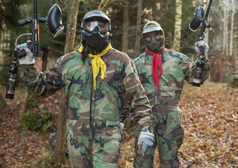 Paintball boiska gemowa arena z pistoletami i maskowym szkoleniem obraz royalty free