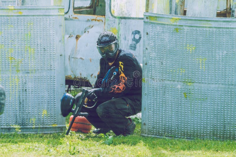 Paintball gry bitwa, gracze i pistolety, Latvia, Cesis 2012 zdjęcie royalty free
