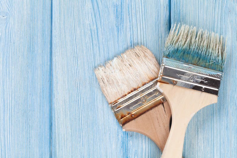 Paintbrush nad błękitnym drewnem zdjęcia stock Paintbrush nad błękitnym drewnem zdjęcia stock