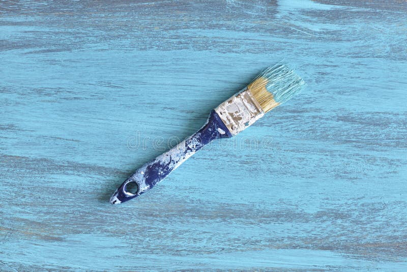 Paintbrush z błękitną farbą na drewnianej desce obraz royalty free Paintbrush z błękitną farbą na drewnianej desce obraz royalty free
