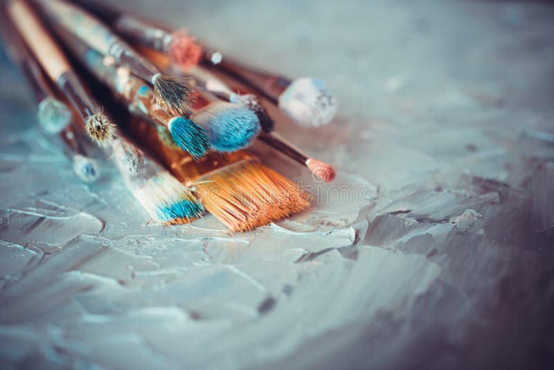 Paintbrushes na artysta kanwie zakrywającej z nafcianymi farbami