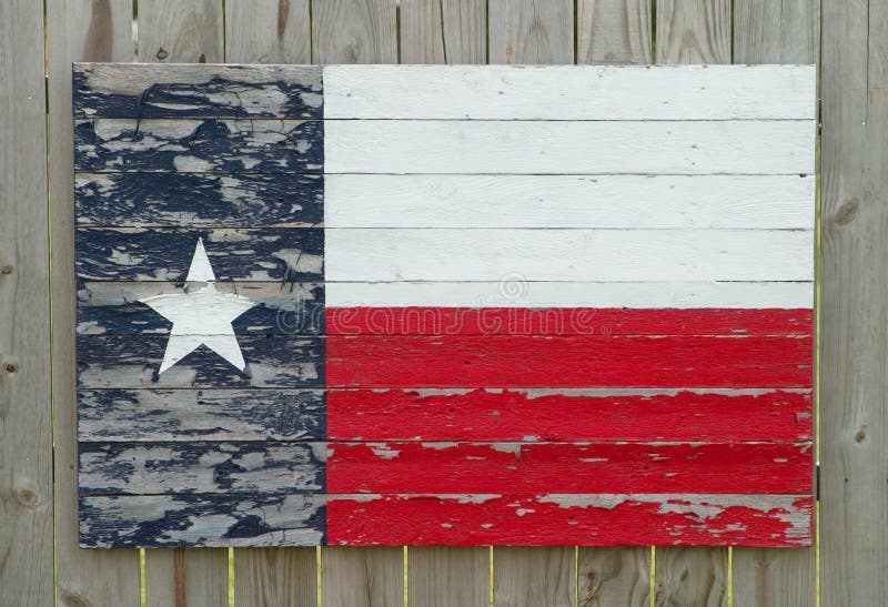 Antico rustico in Texas bandiera dipinta su legno a doghe in un recinto di legno.