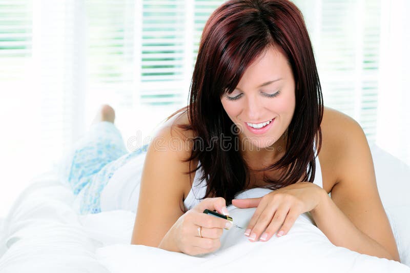 Mulher Pintando As Unhas Dos Dedos Foto de Stock - Imagem de fêmea, beleza:  167764986