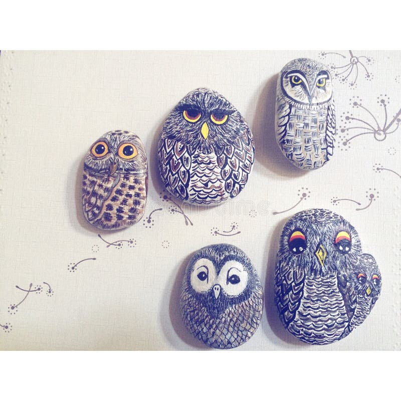 Painting owls on stones