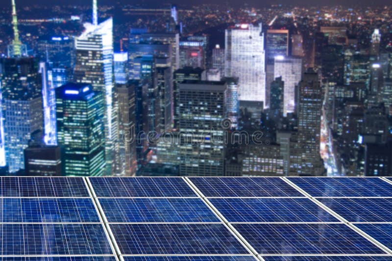 Painéis azuis da célula solar, arquitetura da cidade de New York iluminada na noite imagem de stock royalty free Painéis azuis da célula solar, arquitetura da cidade de New York iluminada na noite imagem de stock royalty free