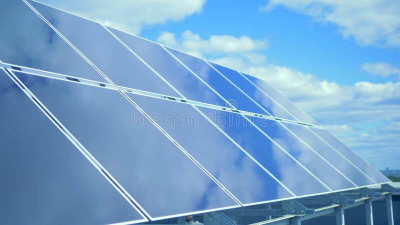 Painéis de trabalho no fundo do céu, fim acima Conceito verde alternativo da energia video estoque Painéis de trabalho no fundo do céu, fim acima Conceito verde alternativo da energia video estoque
