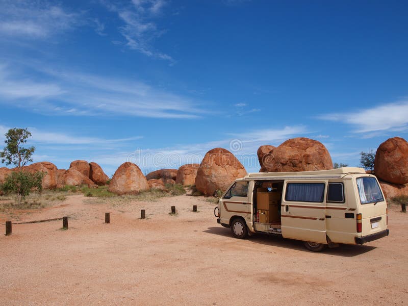 Parque de autocaravanas estacionado em Devils Marbles imagens de stock