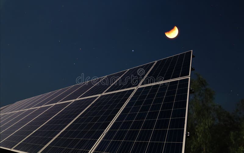 Painéis solares com a meia lua imagem de stock royalty free Painéis solares com a meia lua imagem de stock royalty free
