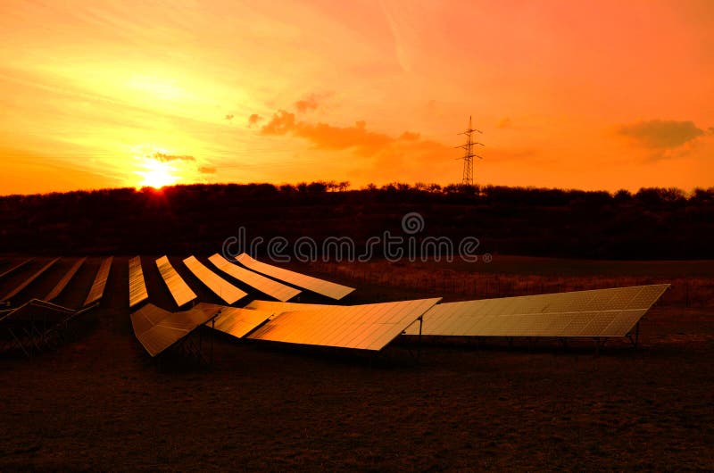 Painéis solares do por do sol imagem de stock royalty free Painéis solares do por do sol imagem de stock royalty free