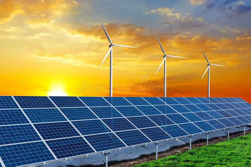 Painéis solares e turbinas eólicas no por do sol foto de stock Painéis solares e turbinas eólicas no por do sol foto de stock